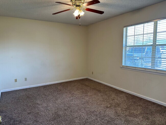 Building Photo - Charming all-brick home located in Hinesville