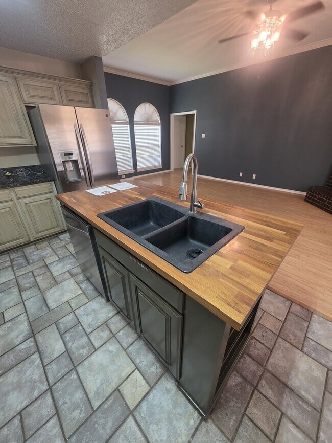 Building Photo - 4 bed 2 bath home in Northgate