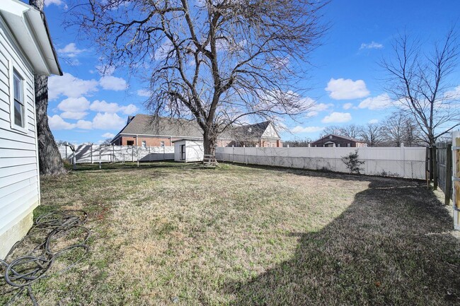 Building Photo - Lovely Three Bed Two Bath Ranch Home in Mo...