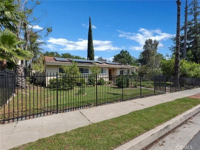 Building Photo - 10918 Reseda Blvd