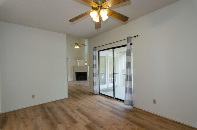 Building Photo - Quaint townhouse style condominium in Hyde...