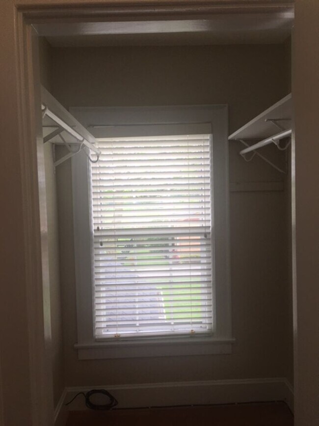 Building Photo - Kentucky mansion overlooking horse farm with stunning views    260308