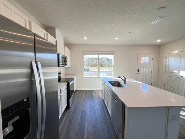 Building Photo - Perfect townhouse -  available now!