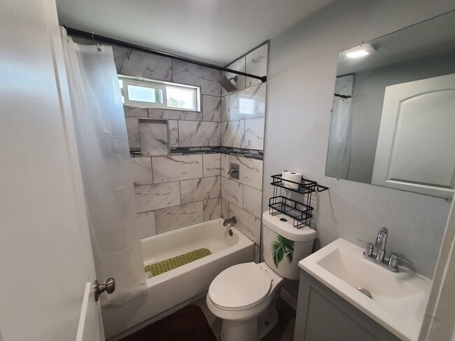 Building Photo - 6538 San Vincente St