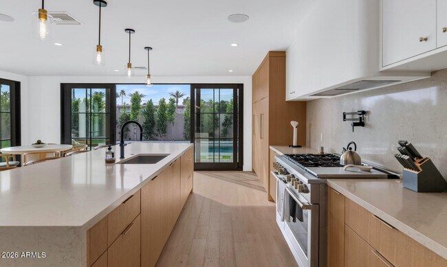 Building Photo - 6039 E Calle Camelia