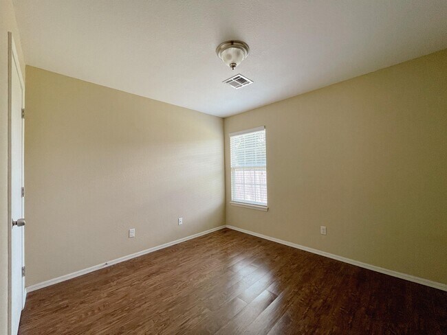 Building Photo - 824 Eric Cir