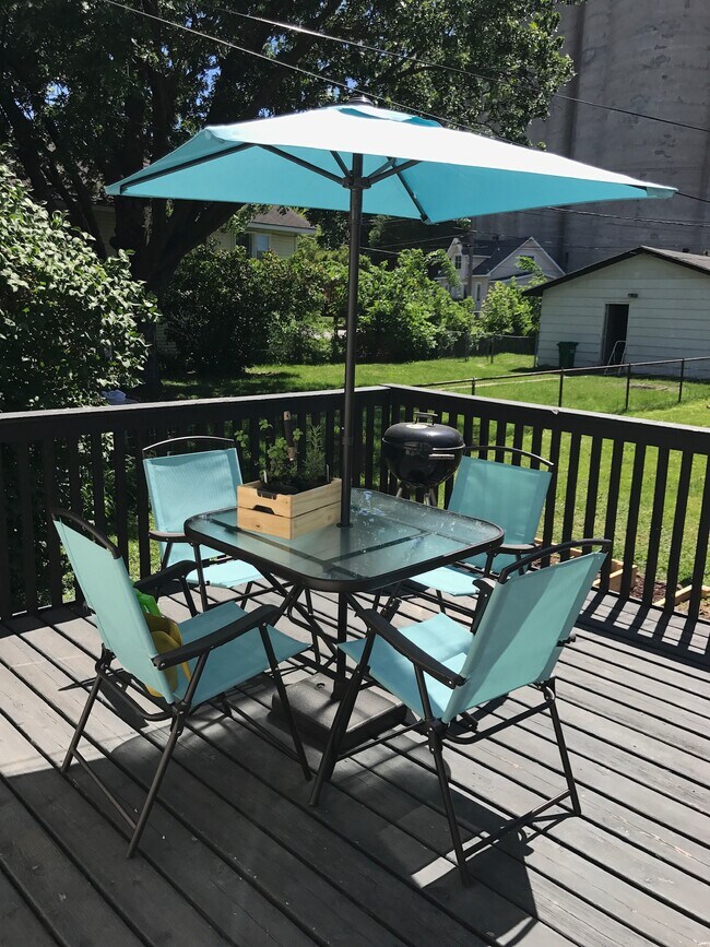 Nice size deck (backyard) - 4048 Snelling Ave