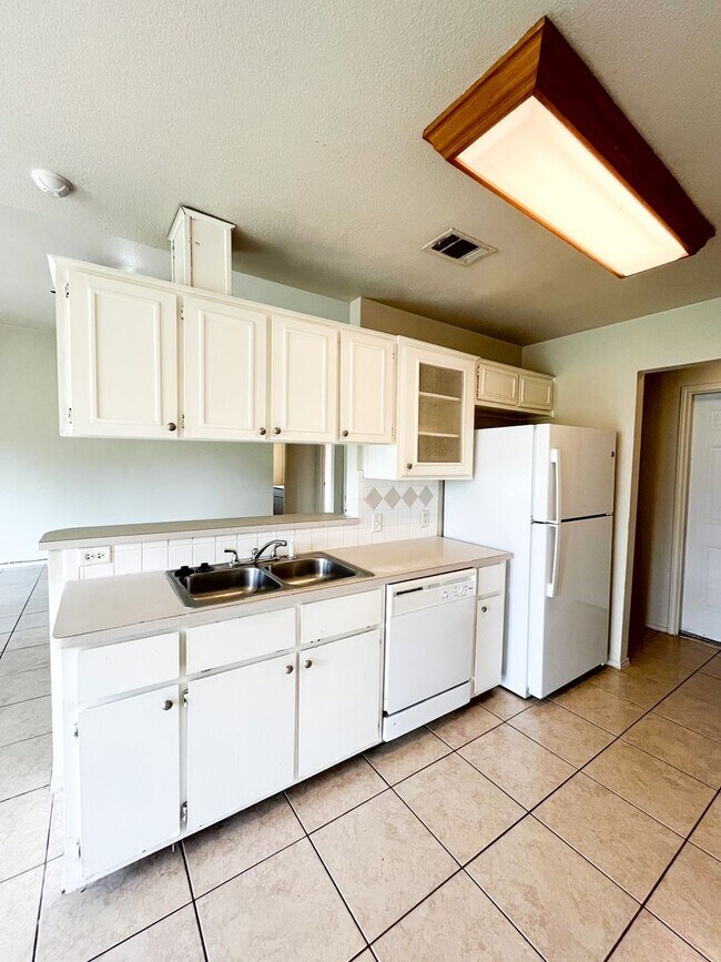 Building Photo - Available NOW!!!! Gorgeous 4 bedroom, 2 ba...