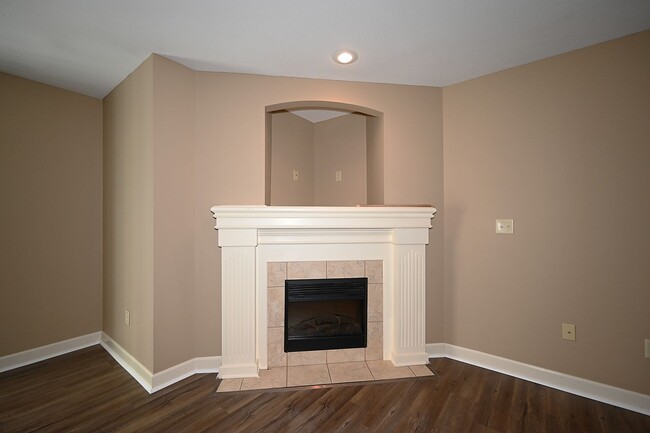 Building Photo - 3 Bedroom, 2.5 bath Townhome with 1 car garage!
