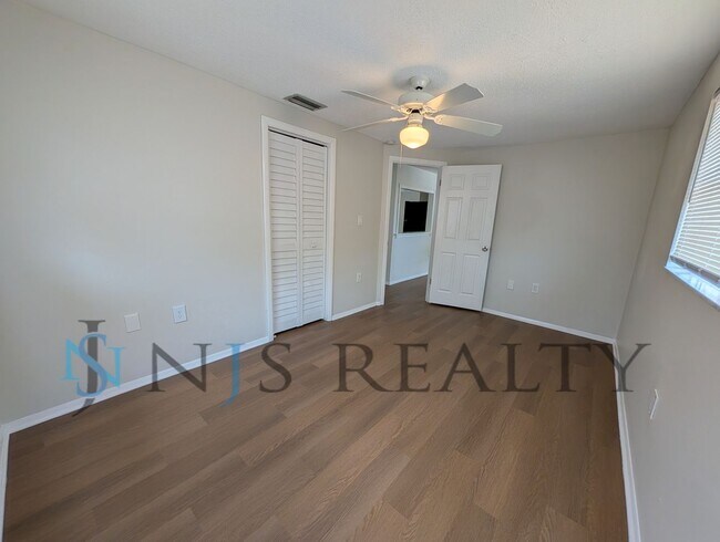Building Photo - 3 bed,2 bath ~ With garage, workshop & shed!! NEW floors, NEW paint! Updated bathroom & kitchen w...