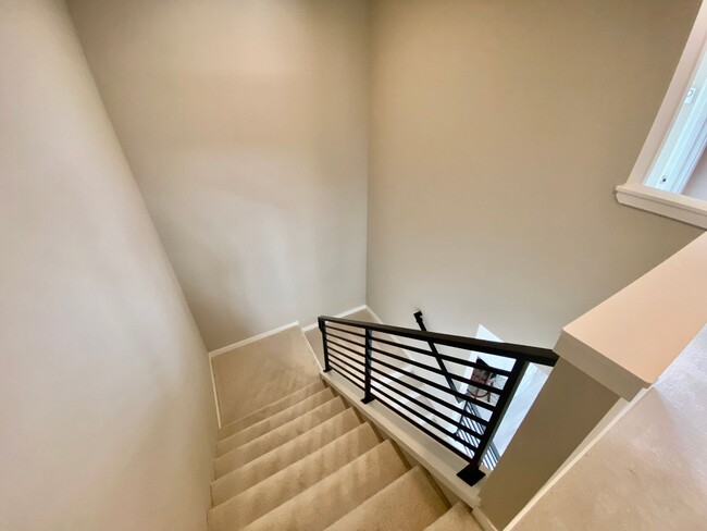 Building Photo - Beautiful Modern Townhome in Everett