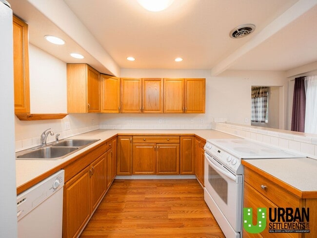 Building Photo - Midtown Coeur d’Alene Gem – Vaulted Ceilings, Large Yard & Prime Location!