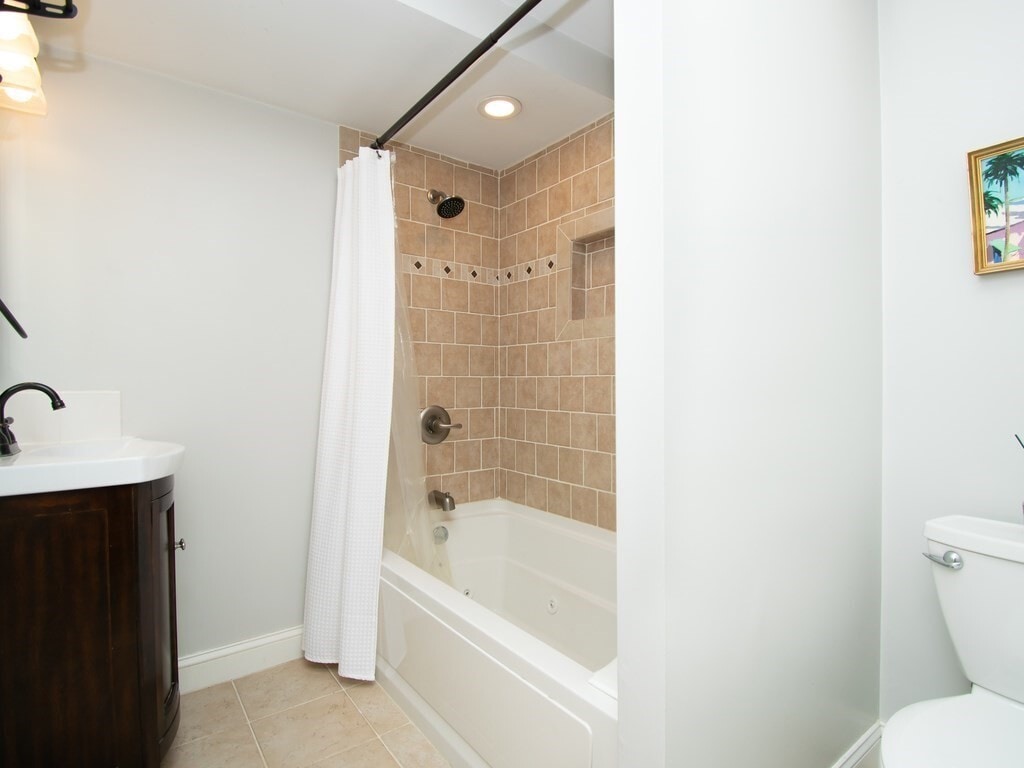 Building Photo - 10 Symmes St