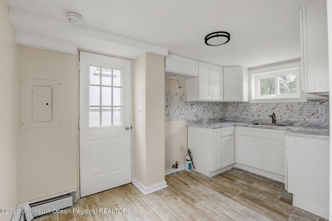 Building Photo - 12 Main St