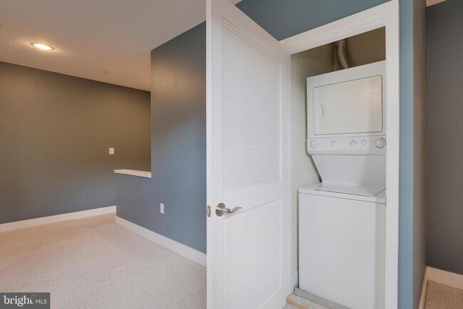 Building Photo - 1352 Longfellow St NW