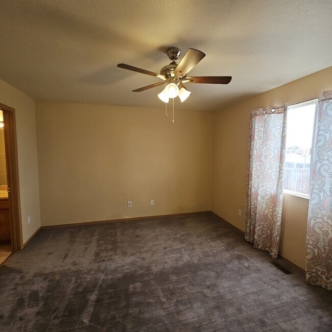 Building Photo - 3 bedroom 2 car garage - Middle Bay Way