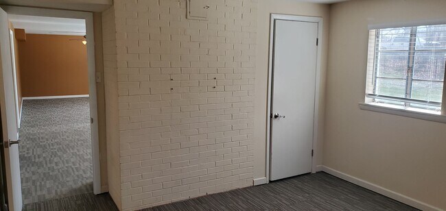 Building Photo - 4 bd, 2 ba, old SW Columbia, corner lot, great shape, fenced, hardwoods, W/D