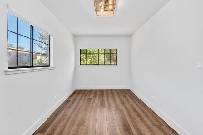 Building Photo - Modern Farmhouse w/ Pool and Paid Utilities