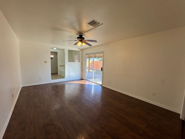 Building Photo - Spacious SW Bakersfield home!