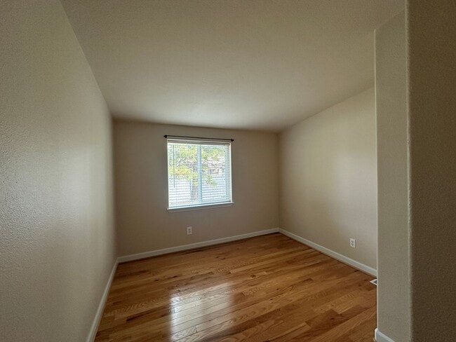 Building Photo - 3 Bedroom / 2 Bathroom Home in The Gated T...