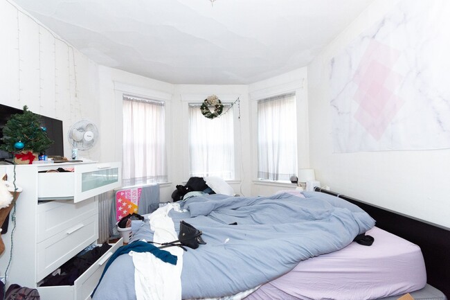 Building Photo - Amazing deal on a great BU three bed at Packards Corner