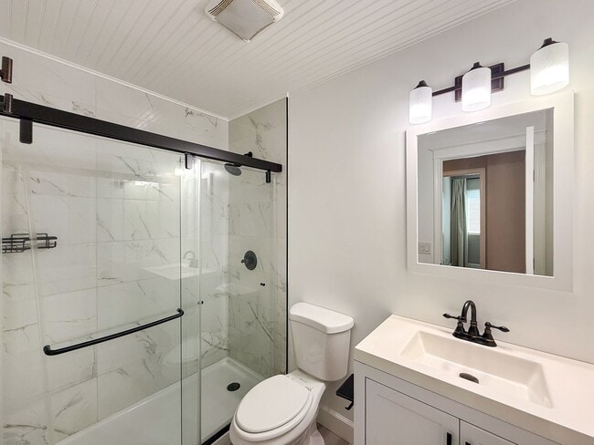Building Photo - Newly Remodeled 3B 2BA Home w/ Putting Gre...