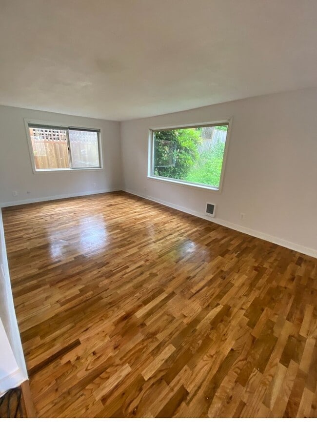 Building Photo - Newly Renovated 3 Bedroom in Renton Highlands