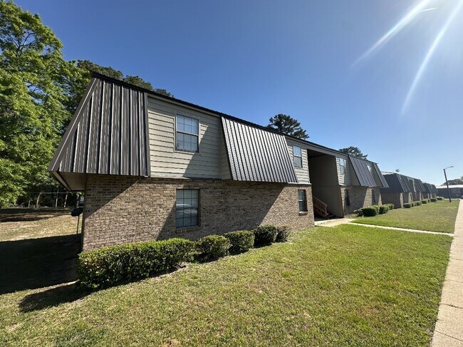 Primary Photo - Eastgate Landing Apartments