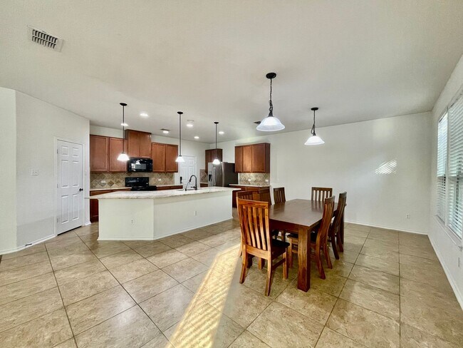 Building Photo - Spacious 4 Bedroom Home with Multiple Livi...