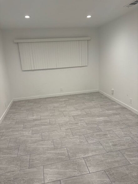 Building Photo - 301 N Tustin Ave