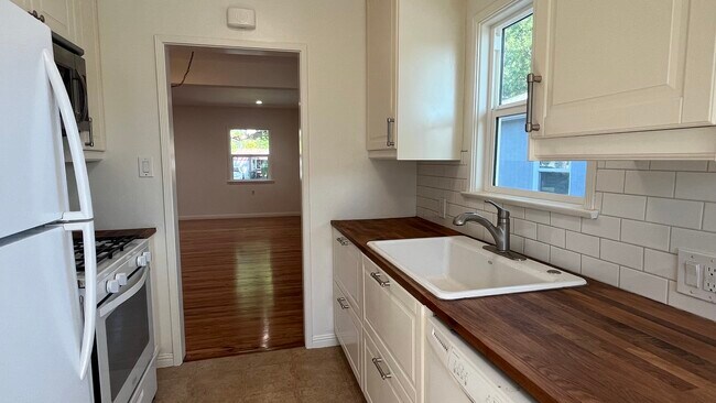 Kitchen - 1533 N Ontario St