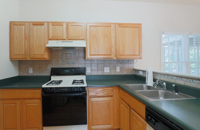 Building Photo - Beautiful home with Open Floor plan !!