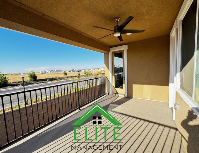 Building Photo - Spacious and Modern 4-Bedroom Home in Desi...