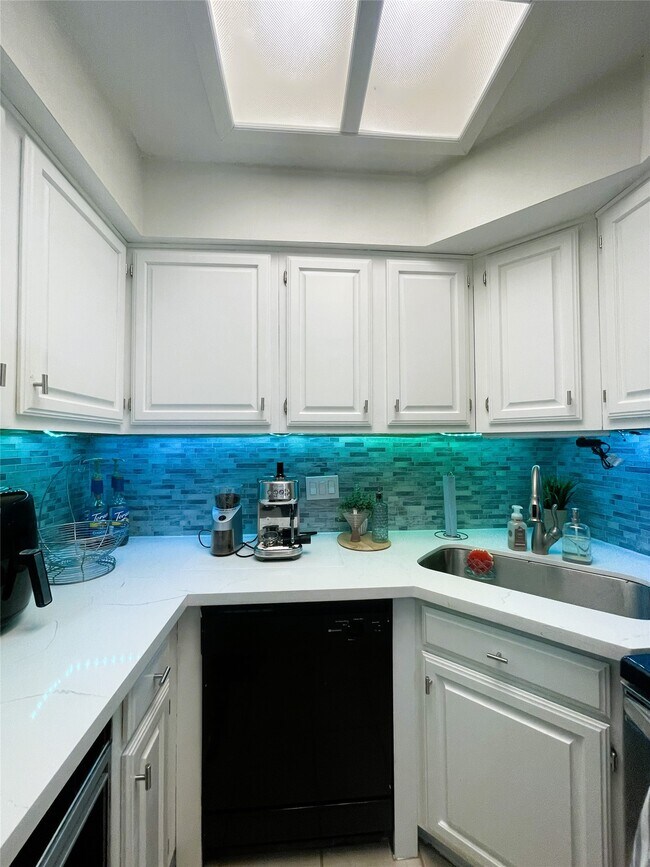 Building Photo - 921 Marine Dr