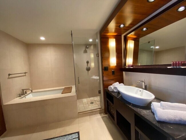 Building Photo - 6801 Collins Ave