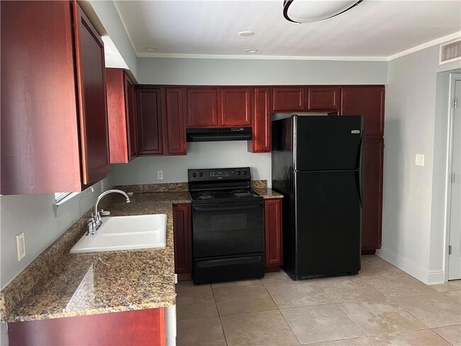 Building Photo - 3213 Golden Dr
