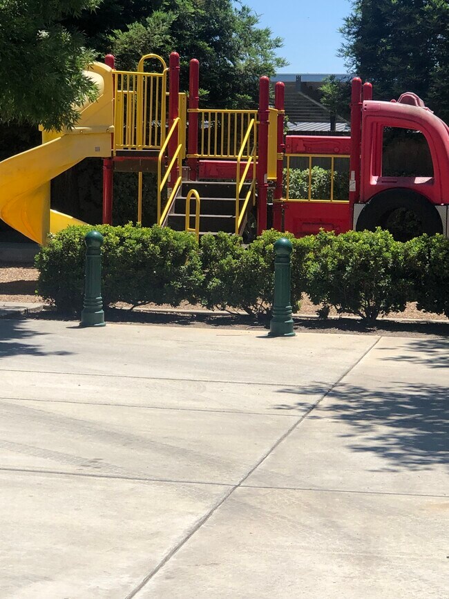 Building Photo - 10640 Siskiyou Ln