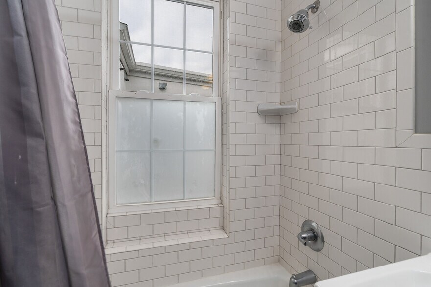 4 bedroom/3 bathroom, second floor bathroom - 403 P St NW