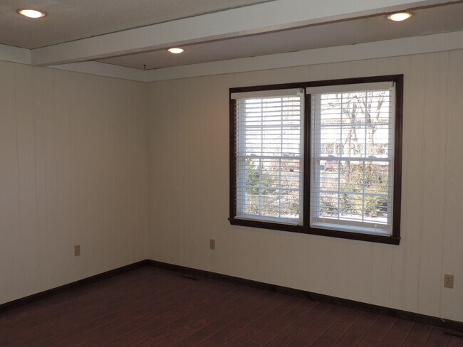 Building Photo - Perfect Family Home