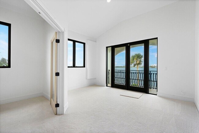 Building Photo - 1 18th Ave S