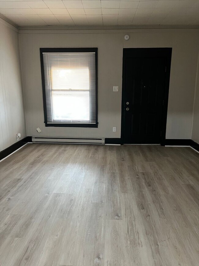 Building Photo - 1247 W Lee St