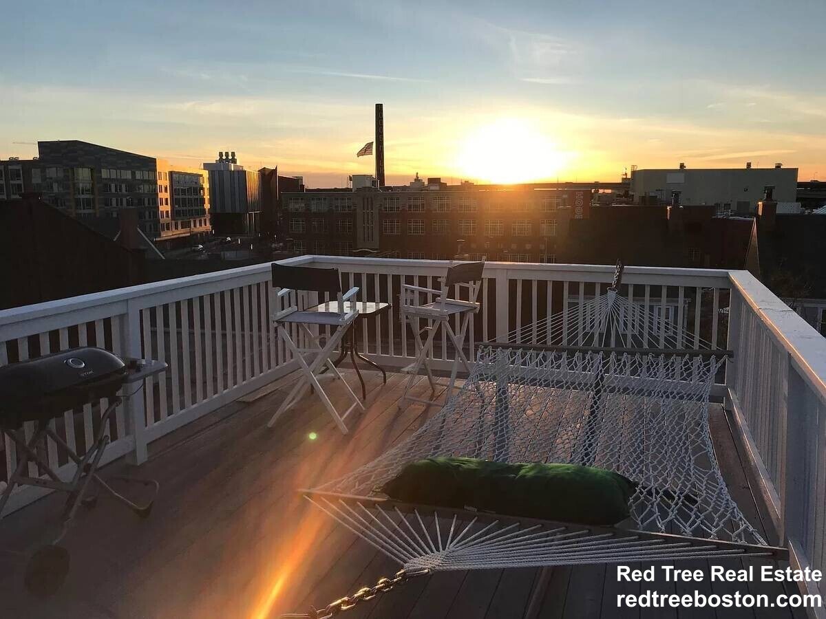 Building Photo - 445 Main St