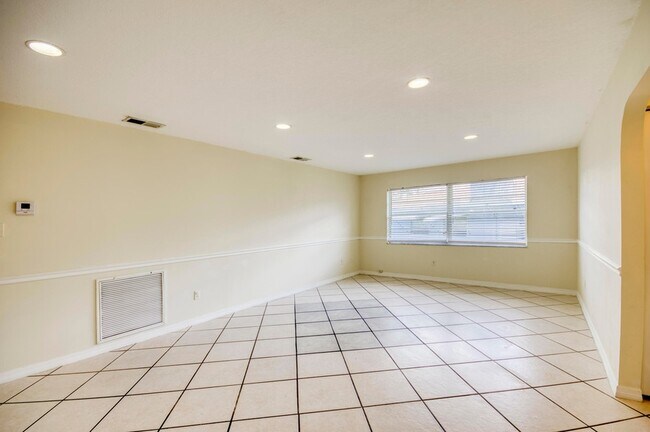 Building Photo - 2074 SE Doverbrook St