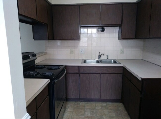 Building Photo - 2297 Eastlawn Ave