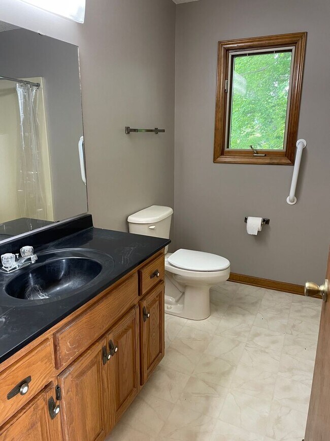 Building Photo - Three Bedroom Brick Ranch in Terrell with views of Lake Norman