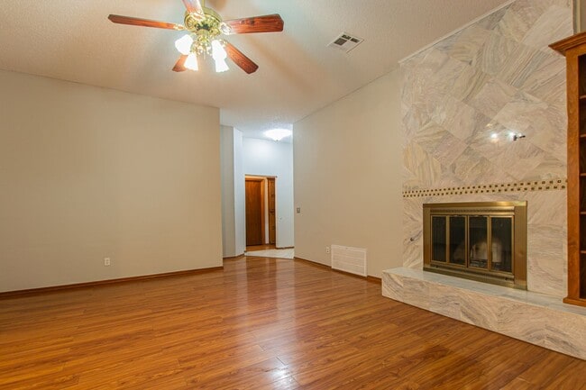 Building Photo - Beautiful 3 Bed 2 Bath in the Heart of OKC!