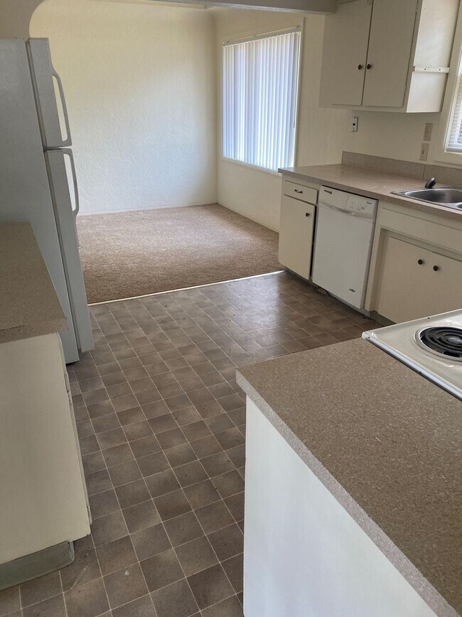Building Photo - (487) 25th Street Duplex - 2 Bedroom / 1 B...
