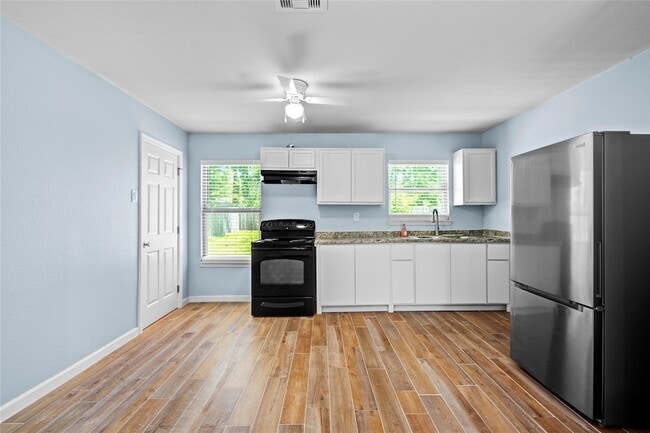 Building Photo - 8921 Oak Knoll Ln