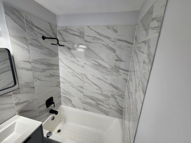 Building Photo - 315 William St