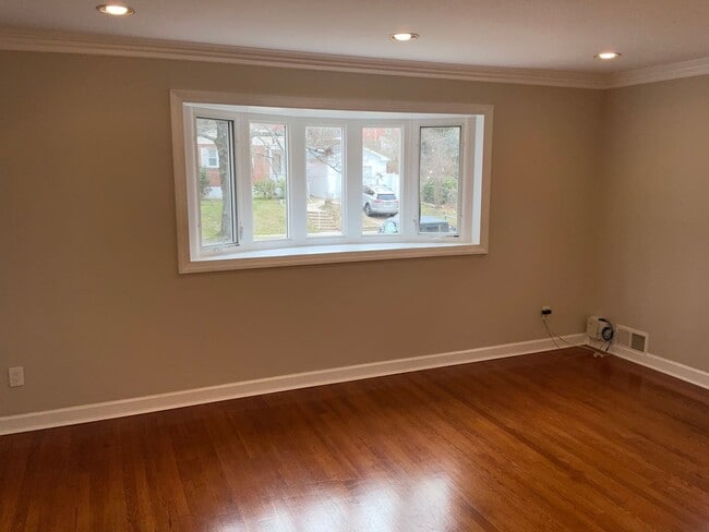 Building Photo - Fully updated 4BR 2BA single family brick home in Connecticut Ave Estates